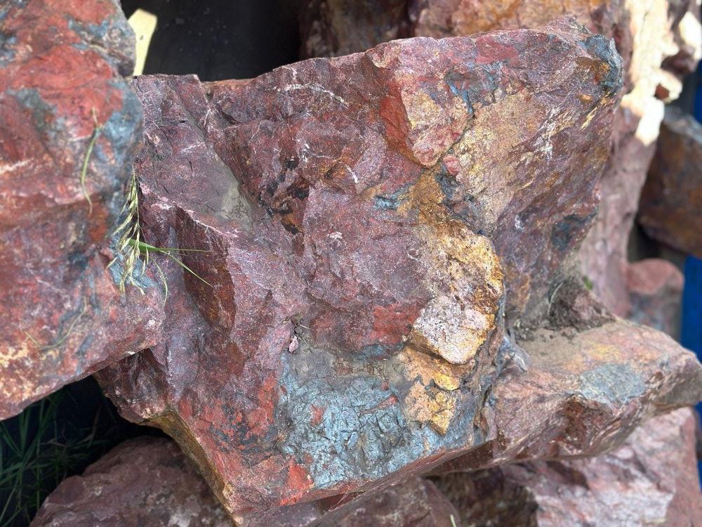 Камни для ландшафтного дизайна красно-фиолетовые 10-60 килограмм купить в Фрязино