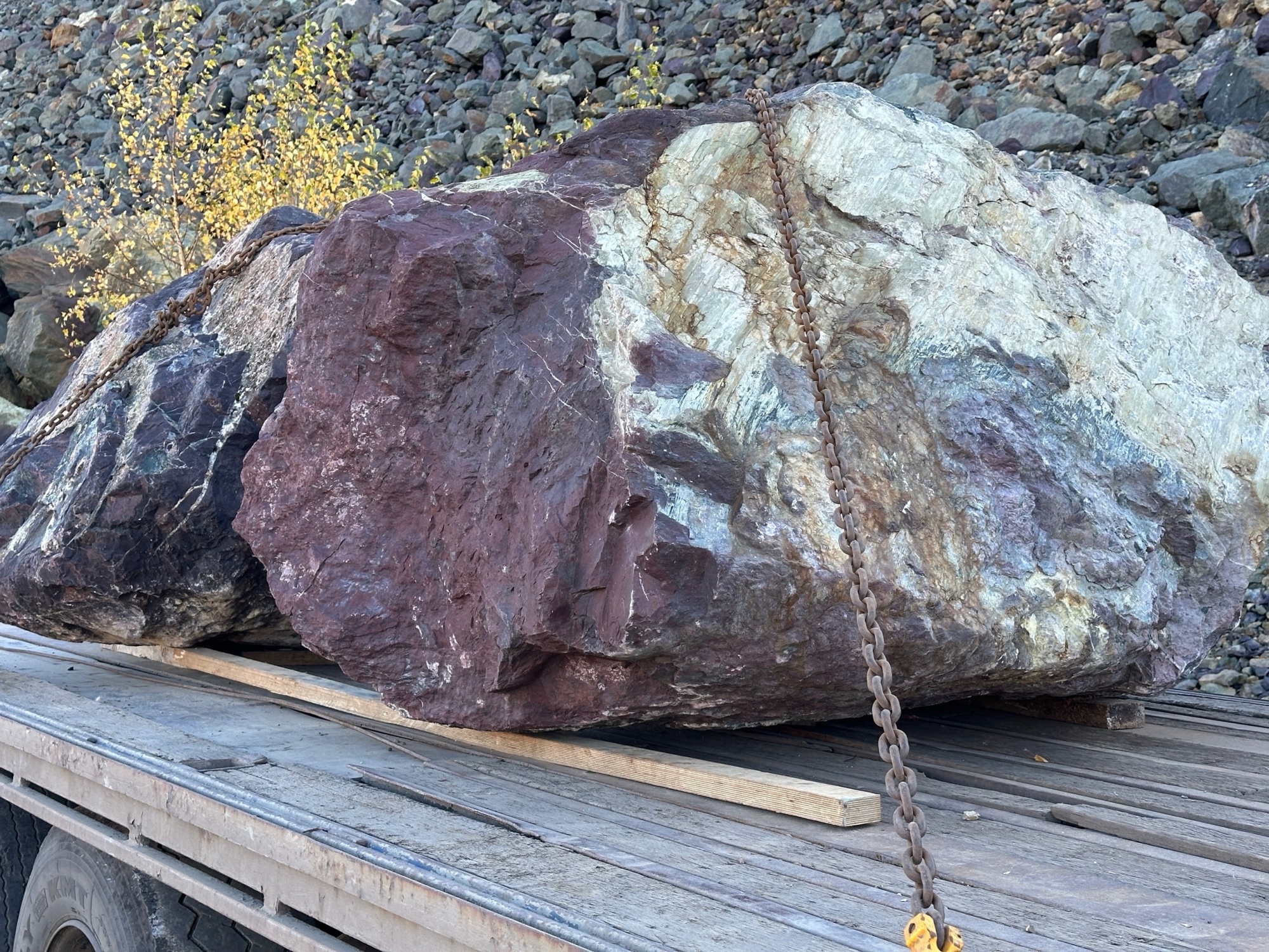 Огромные красно-фиолетовые валуны для ландшафтного дизайна весом более 5 тонн купить в Фрязино