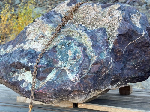 Огромные красно-фиолетовые валуны для ландшафтного дизайна весом более 5 тонн купить в Фрязино