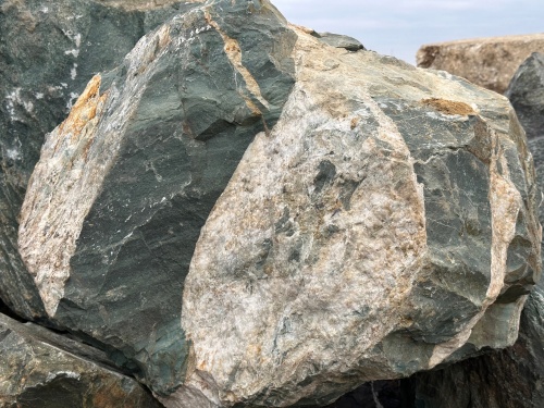 Гигантские зелёные валуны для ландшафтного дизайна весом более 5 тонн купить в Фрязино