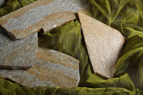 Плитняк златолит Уральский для цоколя, отмостки купить в Фрязино